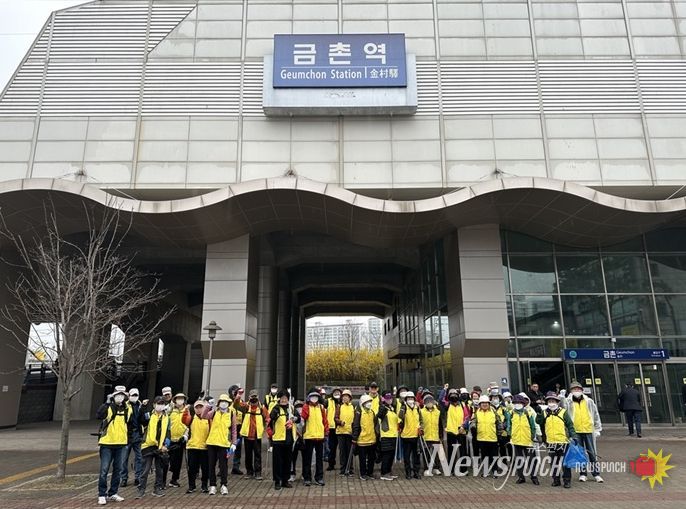 파주시 금촌1동, 노인일자리 참여 어르신 불법 전단지 집중 정비 실시