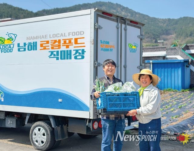 황대한 순회수집 담당자가 물류 사각지대에 있는 농가를 돕기 위해 박태순 출하자의 농가를 직접 방문하여 수확한 농산물을 수집하며 밝게 웃고 있다.