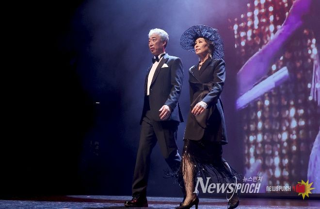 지난해 제3기 성동 시니어모델 양성 과정에 참여한 어르신들이 성과공유회에서 런웨이 무대를 선보이고 있다.