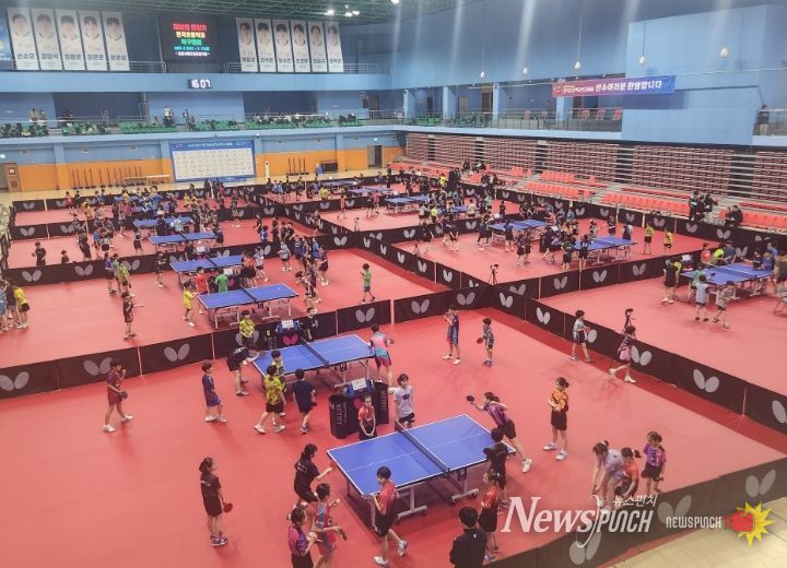 7일 밀양시배드민턴경기장에서 ‘제52회 회장기 전국초등학교 탁구대회’ 개막을 앞두고 참가 선수들이 연습에 매진하고 있다.