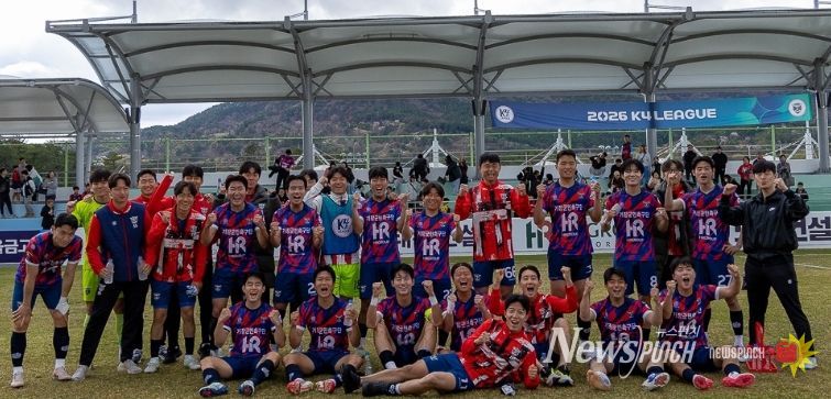 기장군민축구단이 시즌 첫 승을 거두고 기념촬영을 하고 있다.