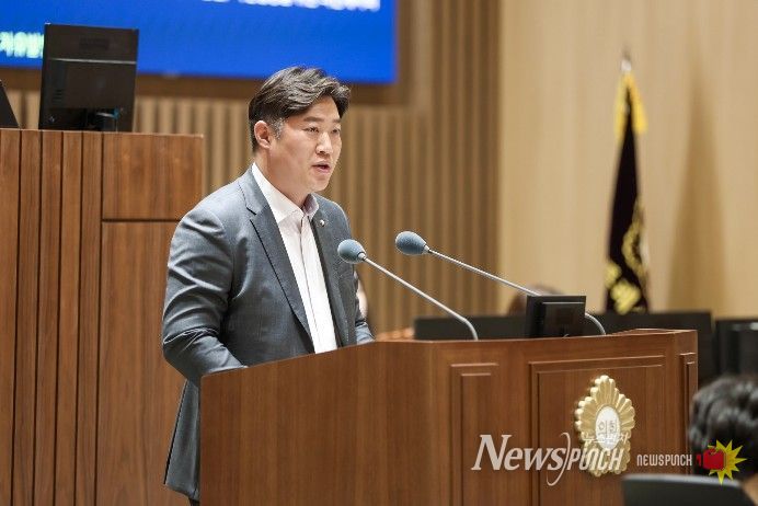 김동은 수원특례시의회 의원이 제400회 임시회 제2차 본회의에서 5분 자유발언을 하고 있다.