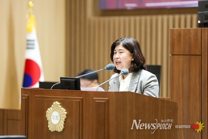 조미옥 의원이 제400회 임시회 제2차 본회의에서 오목천동 도시계획변경과 관련한 의견을 제시하고 있다.