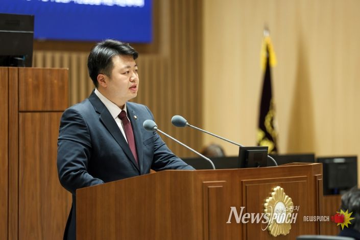 배지환 수원특례시의회 의원이 제400회 임시회 제2차 본회의에서 5분 자유발언을 하고 있다.