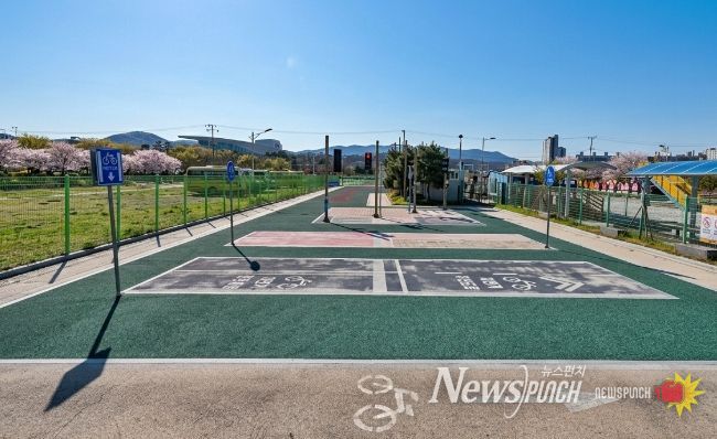 경주 황성공원 내 어린이 자전거 안전교육장에서 교통표지판과 횡단보도 등이 설치된 실외 교육 트랙 모습.