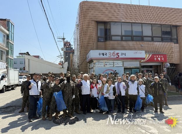 포천시 제1기갑여단·영북면 주민자치회, ‘국토대청결의 날’ 맞아 정화 활동 실시
