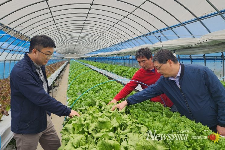 여수시가 학교급식에 여수산 친환경농산물 공급 확대를 위해 농가 순회 방문하고 있다.