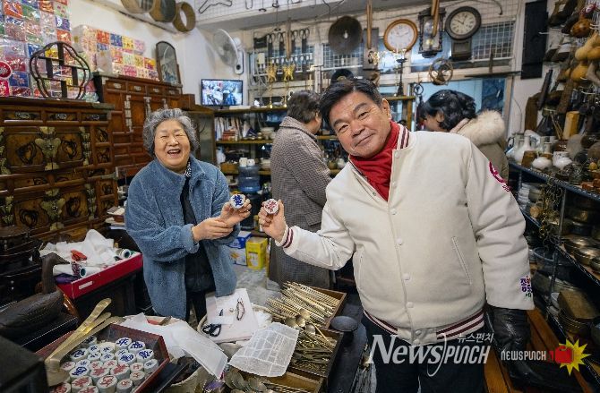 답십리 고미술상가 내 한 상인과 인사하는 이필형 동대문구청장