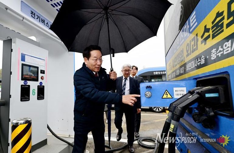 유정복 인천광역시장이 9일 남동구 서창버스공영차고지를 방문해 충전시설을 점검하고 있다.
