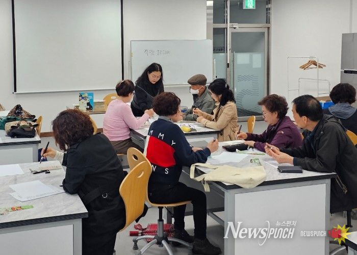 동구노인종합복지관 이용자들이 9일 복지관 강의실에서 광주중앙도서관이 운영하는 독서 연계 프로그램 ‘책 담는 캘리그라피’ 수업에 참여하고 있다 /광주시교육청 제공