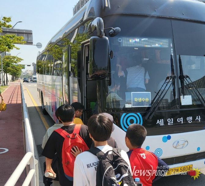지역 학생들이 탐방을 떠나기 위해 창의체험버스에 탑승하고 있다.