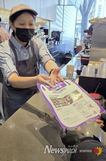 서대문구 자원관리사가 올바른 폐비닐 분리배출 가이드라인을 홍보하고 있다.