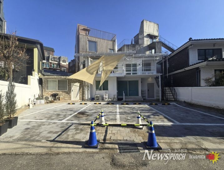 담장을 허물고 조성된 내집주차장