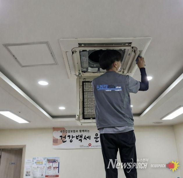 “여름 더위잡는다” 수원시 권선구, 경로당(무더위쉼터) 냉방기 점검·청소 실시