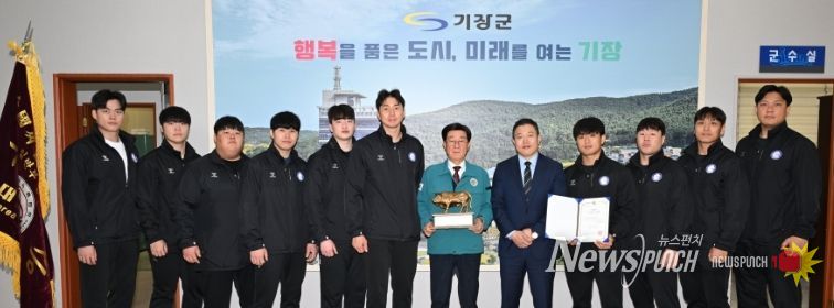 정종복 기장군수(오른쪽 여섯번째)가 기장갈매기 씨름단과 제 80회 전국씨름선수권대회 단체전 우승 기념촬영을 하고 있다.