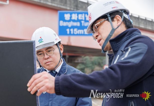 진교훈 서울 강서구청장(왼쪽)이 10일(금) 광명~서울 고속도로와 방화터널 연결 공사 현장에서 관계자와 함께 진행상황을 살펴보고 있다.