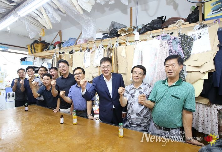 2024년 9월 관내 봉제사업장을 방문한 정문헌 종로구청장의 모습