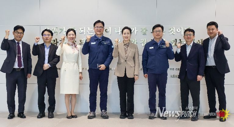 이진희 관세청 통관국장(오른쪽 네번째)이 14일 HD현대오일뱅크 대산공장을 방문하여 현장 애로사항을 직접 청취한 뒤 업체 관계자들과 기념 촬영하고 있다
<p> </p>
<p>