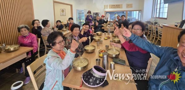 밀양시 부북면 소재 순이네칼국수에서 지역 어르신들이 칼국수를 드시며 담소를 나누고 있다.