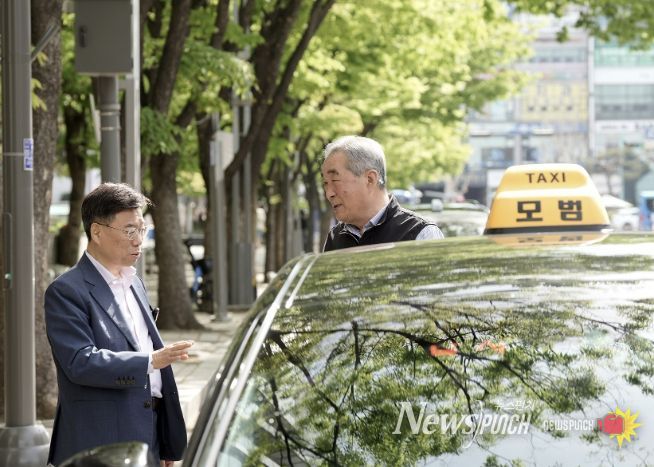 최근 국제유가 상승으로 운수사업자의 유류비 부담이 커진 가운데, 신상진 성남시장이 16일 한 택시 운수종사자와 만나 대화를 나누고 있다