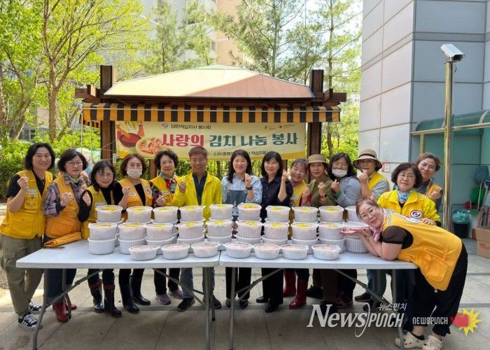 광명시 소하1동 적십자봉사회는 16일 저소득 취약계층 45가구에 직접 담근 배추김치를 전달했다.