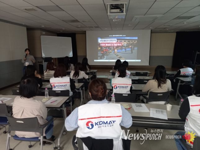 재난의료 신속대응반 교육에서 강사가 재난현장 초기 대응 절차를 설명하고 있다.