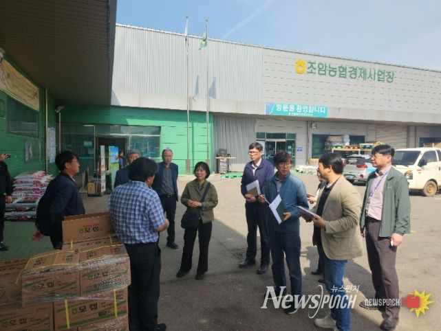 조암농협 경제사업장에서 농자재 수급 현황을 점검하며 관계자들과 의견을 나누고 있다.