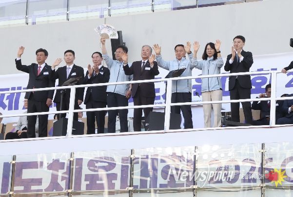 이재식 수원특례시의회 의장을 비롯한 참석자들이 16일 광주시 G-스타디움에서 열린‘제72회 경기도체육대회 개회식’에서 손을 흔들며 개막을 축하하고 있다.